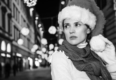 Gezi Floransa'da Noel anda ilham dolu. Modern kadın mesafe içine bakarak Floransa, İtalya Noel'de Noel şapkalı portresi