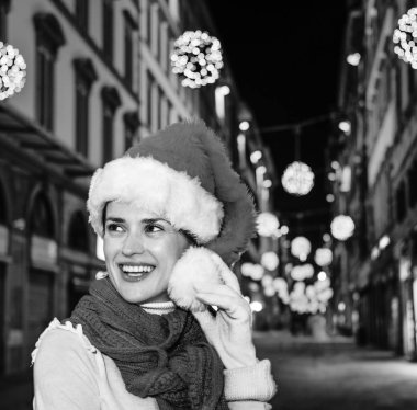 Gezi Floransa'da Noel anda ilham dolu. Mesafe içine bakarak Noel'de Noel şapka Floransa, İtalya gülümseyen modern kadın portresi