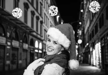 Gezi Floransa'da Noel anda ilham dolu. Floransa, İtalya Noel'de Noel şapkalı mutlu modern kadın portresi