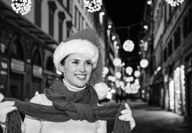 Gezi Floransa'da Noel anda ilham dolu. Mesafe içine bakarak mutlu modern kadın Floransa, İtalya Noel'de Noel şapkalı portresi
