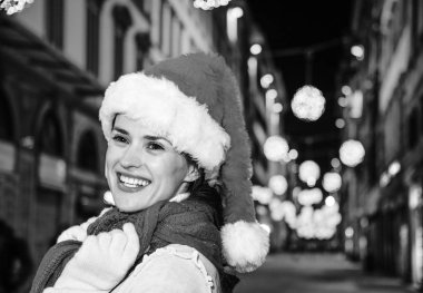 Gezi Floransa'da Noel anda ilham dolu. Floransa, İtalya Noel'de Noel şapkalı gülümseyen genç kadın portresi