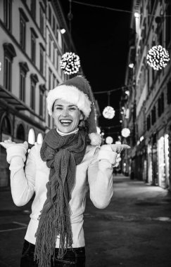 Gezi Floransa'da Noel anda ilham dolu. Floransa, İtalya Noel'de Noel şapka neşeli genç kadın portresi