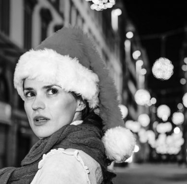 Gezi Floransa'da Noel anda ilham dolu. Portre üzerinde bir yana arıyorsunuz Noel Noel şapka Floransa, İtalya sürpriz modern kadın