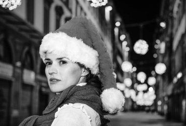 Gezi Floransa'da Noel anda ilham dolu. Modern kadın mesafe içine bakarak Floransa, İtalya Noel'de Noel şapkalı portresi