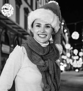 Gezi Floransa'da Noel anda ilham dolu. Floransa, İtalya Noel'de Noel şapkalı mutlu modern kadın portresi