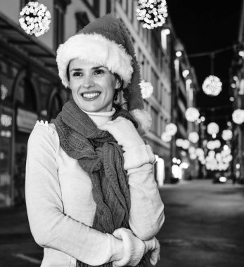 Gezi Floransa'da Noel anda ilham dolu. Mesafe içine bakarak mutlu modern kadın Floransa, İtalya Noel'de Noel şapkalı portresi