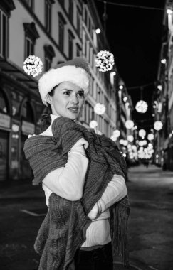 Gezi Floransa'da Noel anda ilham dolu. Mesafe içine arayan genç kadın Floransa, İtalya Noel'de Noel şapkalı portresi