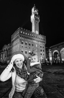 Gezi Floransa'da Noel anda ilham dolu. Noel şapka Floransa, İtalya oynarken mutlu modern anne ve çocuk turist portresi