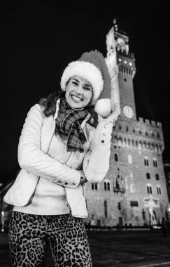 Gezi Floransa'da Noel anda ilham dolu. Noel şapka Floransa, İtalya Palazzo Vecchio önünde mutlu genç kadın portresi