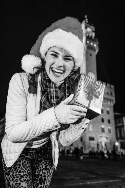 Gezi Floransa'da Noel anda ilham dolu. Palazzo Vecchio Floransa, İtalya gösteren Noel mevcut kutusunda önünde mutlu modern kadın portresi