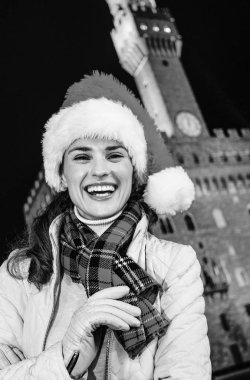 Gezi Floransa'da Noel anda ilham dolu. gülümseyen Floransa, İtalya Palazzo Vecchio karşı Noel şapkalı modern kadın