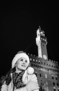Gezi Floransa'da Noel anda ilham dolu. mesafe içine bakarak modern kadın Noel şapkalı Floransa, İtalya