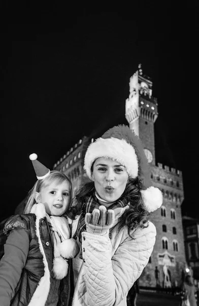 Gezi Floransa Noel Anda Ilham Dolu Mutlu Genç Anne Çocuk — Stok fotoğraf