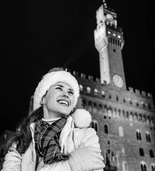 Gezi Floransa'da Noel anda ilham dolu. mesafe içine bakarak mutlu modern kadın Floransa, İtalya