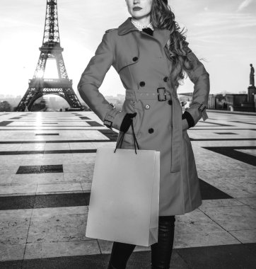 Paris'te parlak. alışveriş çantası mesafe içine arıyorum ile Paris, Fransa'da kırmızı paltolu şık kadın