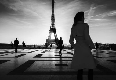 Eyfel Kulesi Paris Trocadero düşük doz siluet.