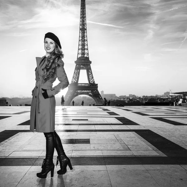 Brillante París Retrato Larga Duración Una Joven Sonriente Con Abrigo — Foto de Stock