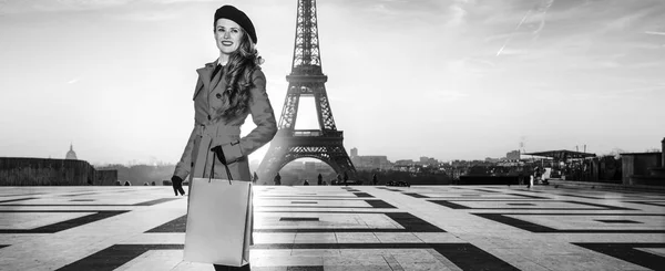 Brillante Parigi Ritratto Figura Intera Donna Turistica Moderna Sorridente Cappotto — Foto Stock