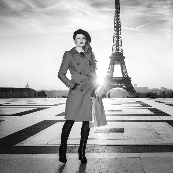 Paris'te parlak. Tam uzunlukta alışveriş çantası mesafe içine arıyorum ile Paris, Fransa'da kırmızı paltolu trendy kadın portresi