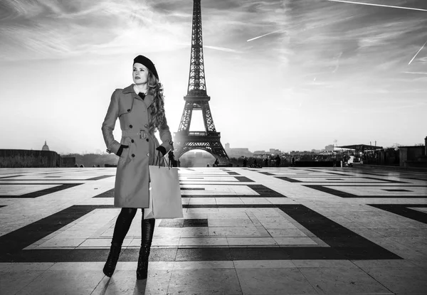 Brillante Parigi Ritratto Figura Intera Donna Turistica Moderna Cappotto Rosso — Foto Stock