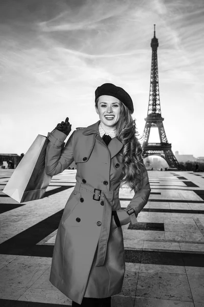 Paris'te parlak. Mutlu genç gezgin kadın alışveriş çantası ile Paris, Fransa'da Eyfel Kulesi karşı kırmızı paltolu portresi