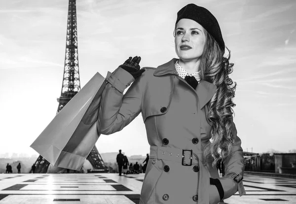 Brillante Parigi Viaggiatore Alla Moda Donna Cappotto Rosso Contro Torre — Foto Stock