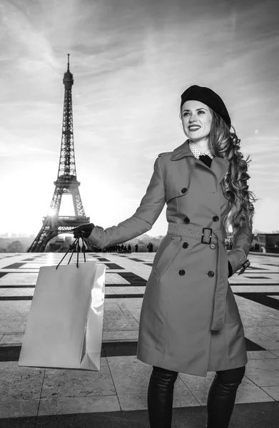 Bright Parijs Lachende Vrouw Van Elegante Toeristische Rode Jas Voorkant — Stockfoto