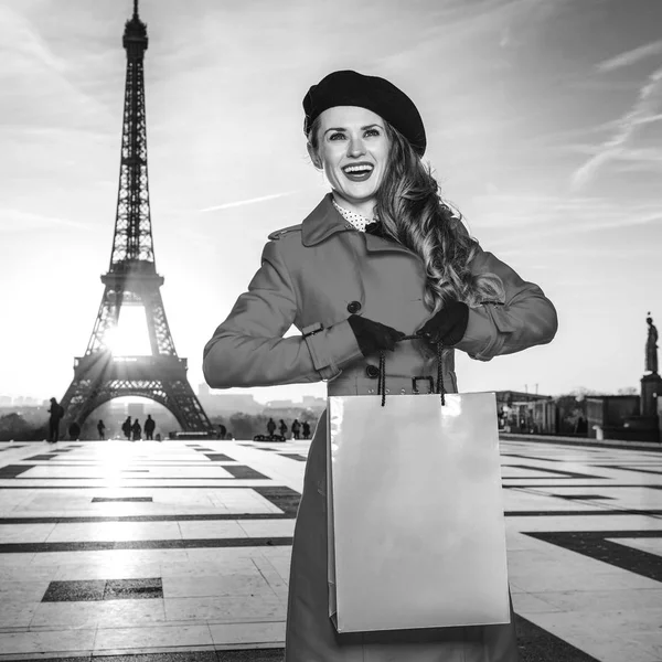 Paris Parlak Alışveriş Çantası Tutan Zarif Kadın Paris Eyfel Kulesi — Stok fotoğraf