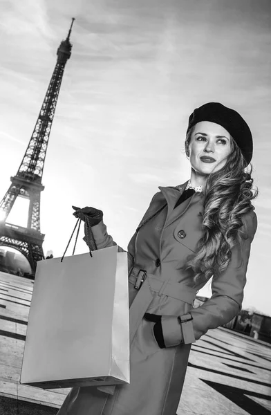 Skinnende Paris Ung Turistdame Rød Frakk Foran Eiffeltårnet Paris Frankrike – stockfoto
