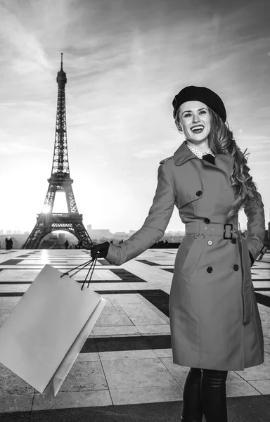 Lycklig Moderna Kvinna Kappa Paris Med Shoppingväska Tittar Avståndet — Stockfoto