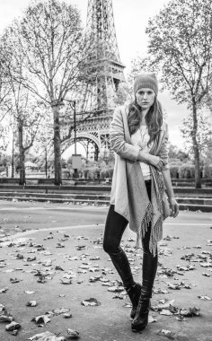Paris, Fransa'da genç zarif kadın portresi tam uzunlukta Eyfel Kulesi önünde duran