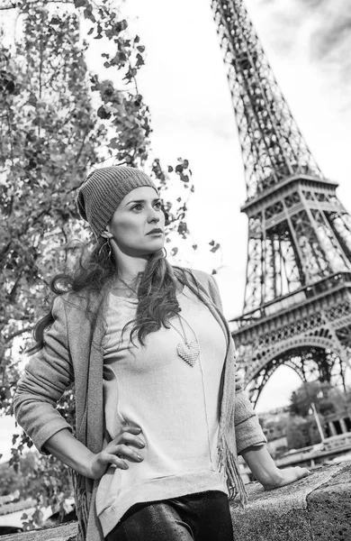 遠くを見ているパリ フランスの堤防に若いのエレガントな女性 — ストック写真
