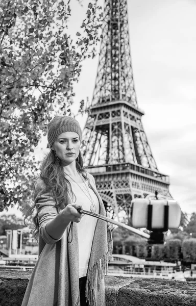 Selfie stick kullanarak selfie alarak setin yakınındaki Eyfel Kulesi Paris, Fransa'da genç zarif kadın