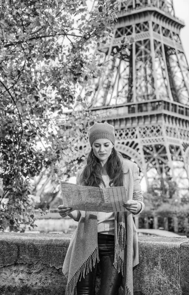 Jovem Turista Aterro Perto Torre Eiffel Paris França Olhando Para — Fotografia de Stock