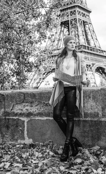 Üzerinde dolgu mesafe içine arıyorum harita ile Paris, Fransa'da Eyfel Kulesi yakınındaki zarif kadın portresi tam uzunlukta