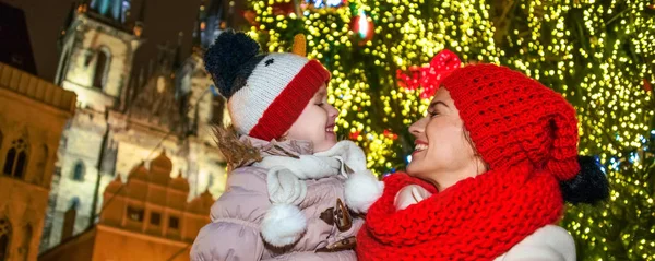 Sihirli Noel tarihi kentin sokaklarında. mutlu modern anne ve kızı turist Noel birbirine bakarak Prag Çek Cumhuriyeti