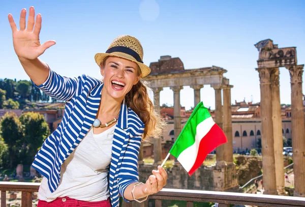 Roma tatili. Roma İtalyan bayrağı gösterilen Forum Roma, İtalya karşı neşeli zarif gezgin kadın portresi