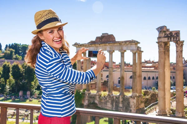 Prázdniny Římě Usmívající Žena Stylový Cestovatelů Římě Mobilním Telefonem Fotografii — Stock fotografie