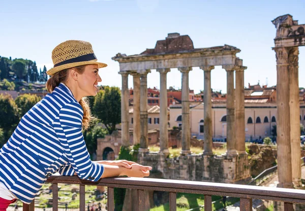 Férias Romanas Feliz Mulher Turista Elegante Perto Roman Forum Roma — Fotografia de Stock