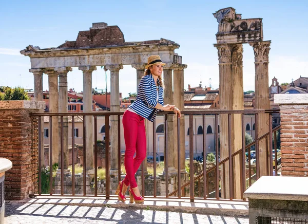 Vacanze Romane Ritratto Integrale Una Donna Viaggiatrice Elegante Sorridente Roma — Foto Stock