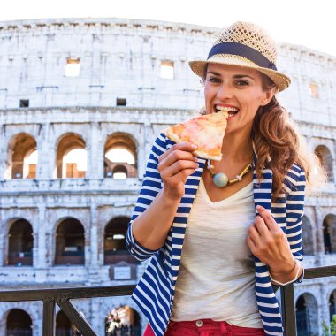 Roma tatili. Roma, İtalya pizza yemek mutlu şık turist kadın portresi