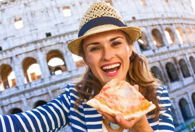 Roma tatili. mutlu genç turist kadınla pizza dilimi selfie alarak Roma, İtalya