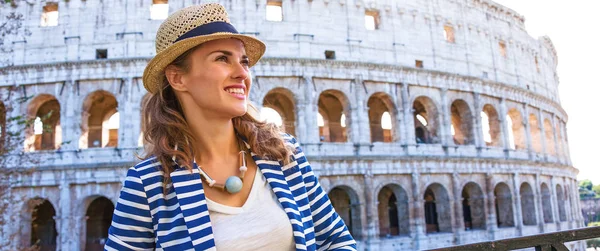 Roman Holiday Gelukkig Moderne Vrouw Voorkant Van Colosseum Rome Italië — Stockfoto