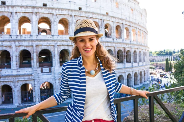 Prázdniny Římě Portrét Mladé Ženy Šťastné Přední Koloseum Římě Itálie — Stock fotografie