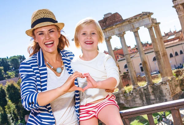 Roman Holiday Glimlachend Trendy Moeder Dochter Toeristen Tegen Roman Forum — Stockfoto
