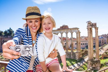 Roma tatili. Modern anne ve çocuk turist Roman Forum Roma, İtalya karşı selfie alarak telefon ile gülümseyen