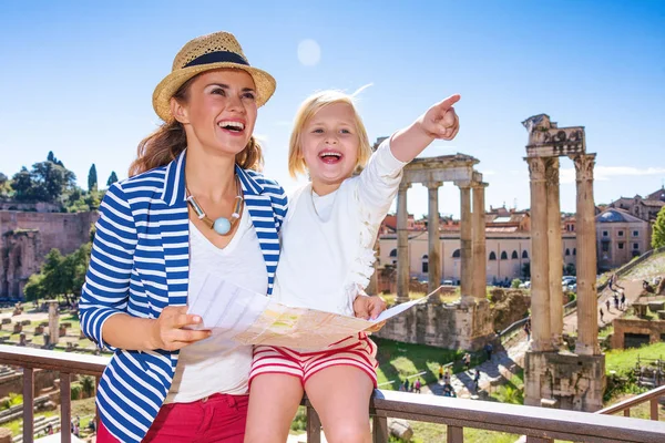 Römischer Feiertag Glückliche Junge Mutter Und Tochter Touristen Vor Dem — Stockfoto