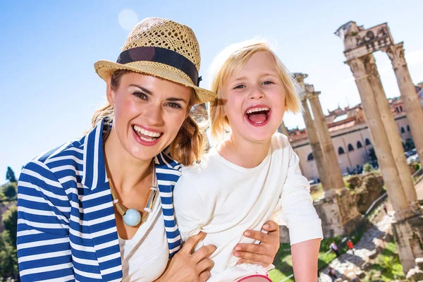 Roman Holiday Smiling Stylish Mother Daughter Tourists Front Roman Forum — Stock Photo, Image