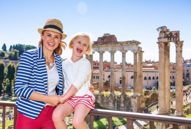 Roma tatili. Şık Anne ve çocuk turistler önünde Roman Forum Roma, İtalya gülümseyen portresi