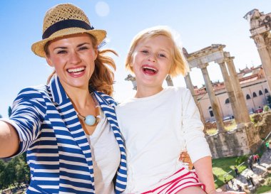 Roma tatili. mutlu şık Anne ve çocuk gezginler karşı Roma Forumu ile Roma, İtalya, alma selfie